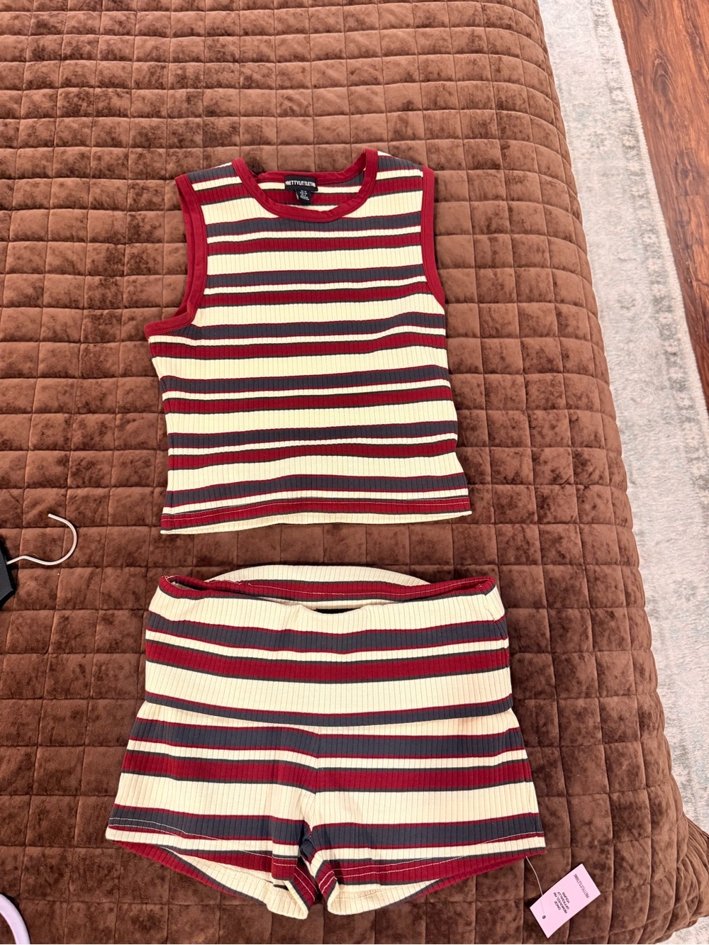 PrettyLittleThing Burgundy & Beige Striped Short set - Picture 4 of 9